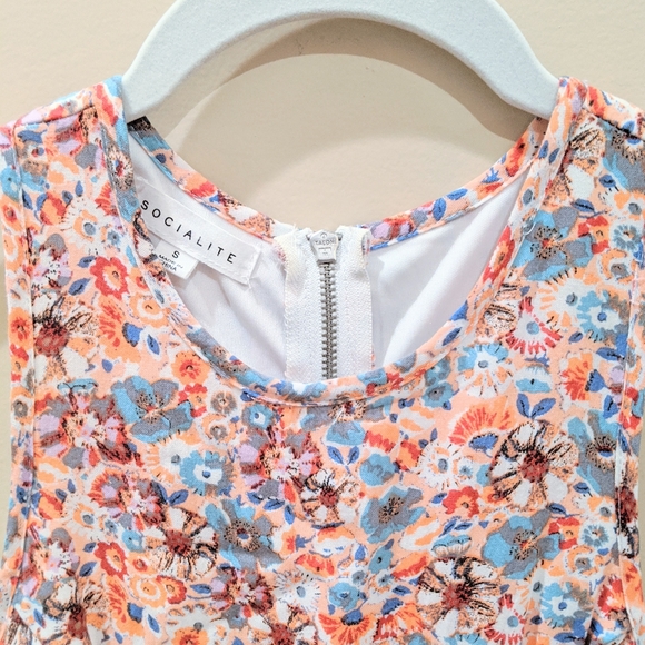 Socialite Floral High Neck Sleeveless Lace… - Picture 3 of 12